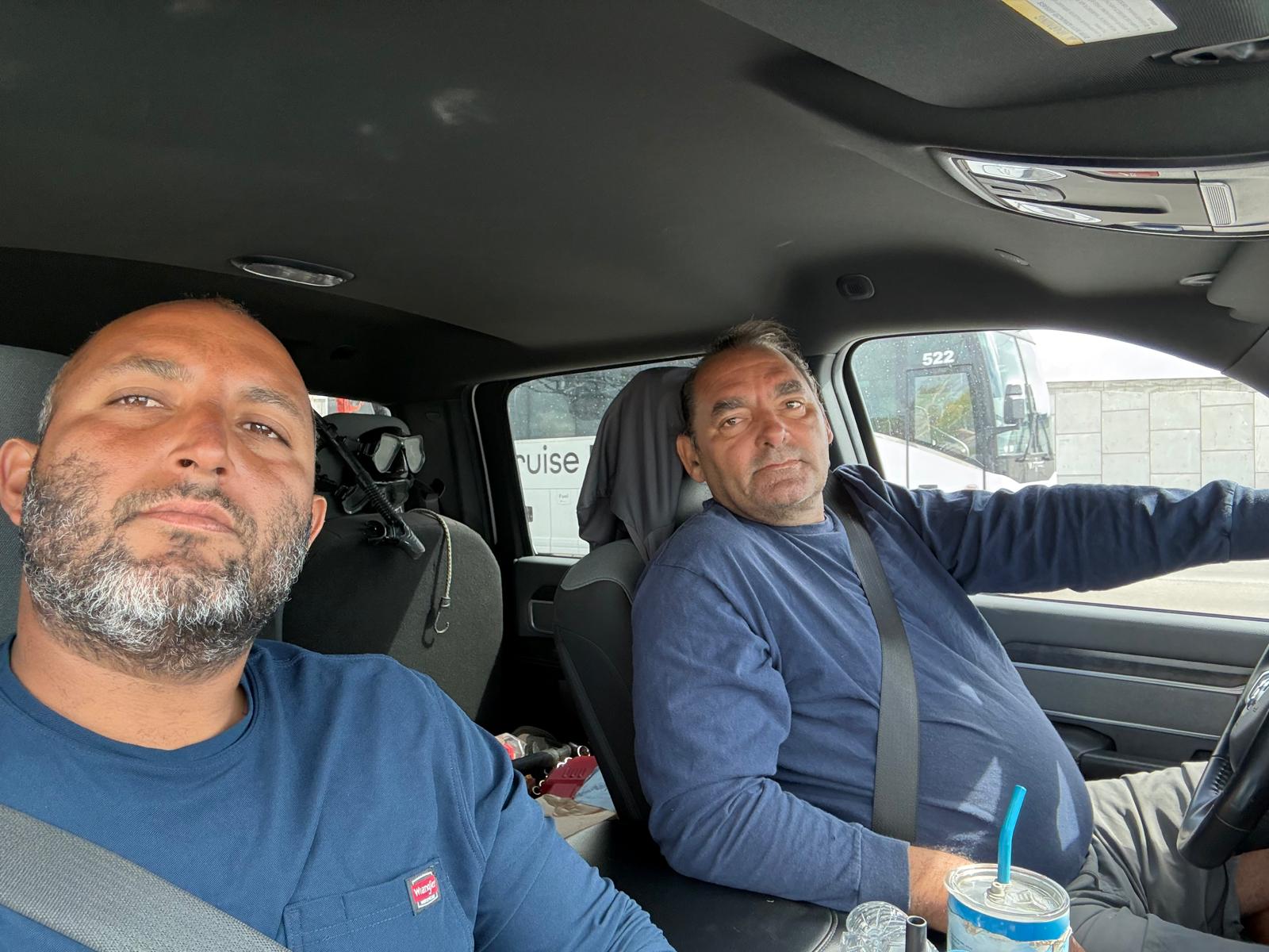 Equipo de Charlie's Maritime instalando un boat lift de aluminio en South Florida